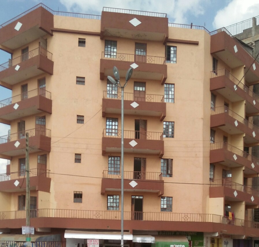 Well built flat for sale in Nairobi Roysambu. The flat is located on tarmac and in a strategic location. Selling price is ksh 72M. For more details contact 0720658764